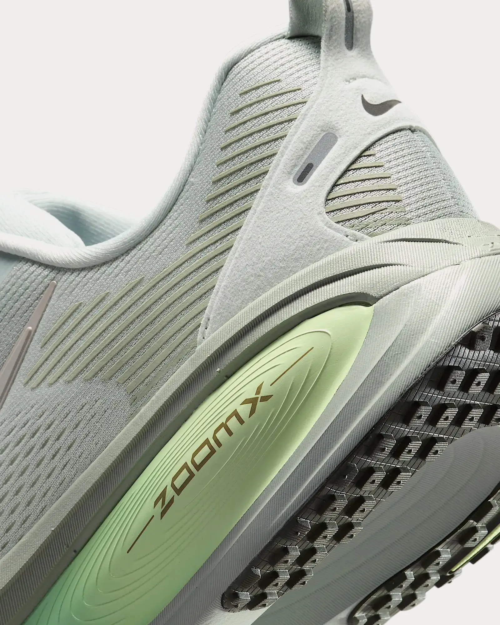 Vomero 18 Light Silver / Barely Volt / Dusty Olive / College Grey Running Shoes
