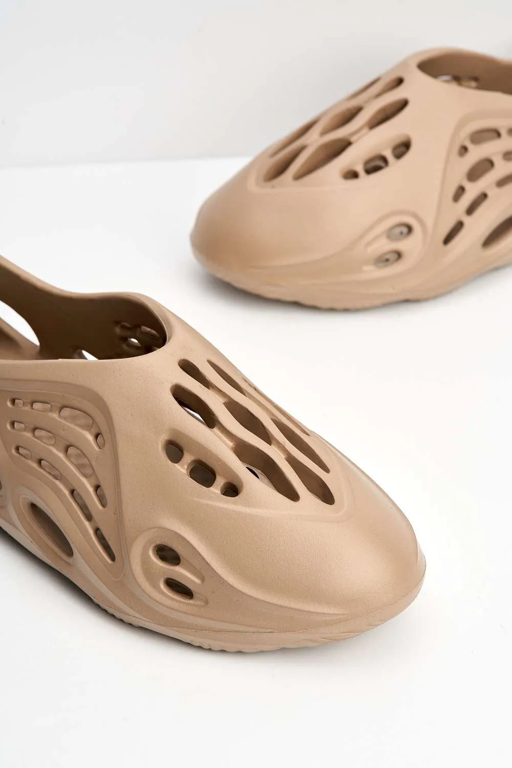 Xavi Foam Slip On Trainer in Mocha